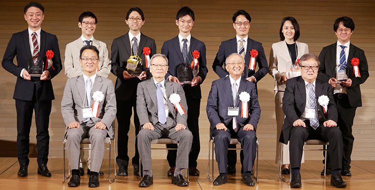 左上から 田中先生、中川先生、小林先生、豆野先生、畑先生、山口先生、浜田先生　左下から 荒井先生（日本老年学会理事長・受賞講演座長）、大島先生（長寿科学振興財団理事長）、渡辺先生（長寿科学振興財団会長）、葛谷先生（日本老年学会理事・受賞講演座長）